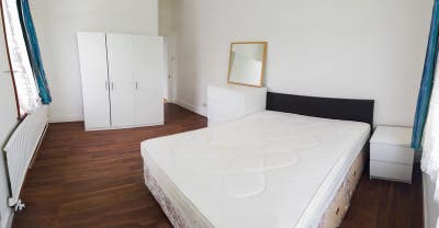Huge double room in a modern house (5mins to tube) Main Photo