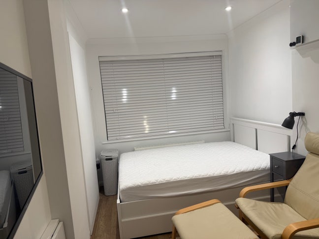 En-suite double room with kitchenette & cloakroom Main Photo