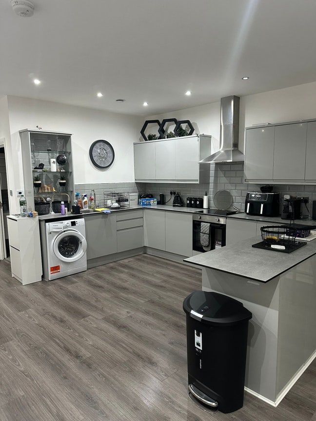 Modern 2 bed flat available immediately  Main Photo