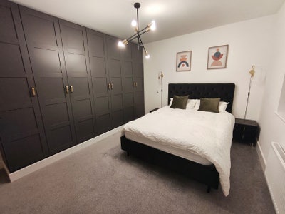 Modern large ensuite bedroom in great location Main Photo
