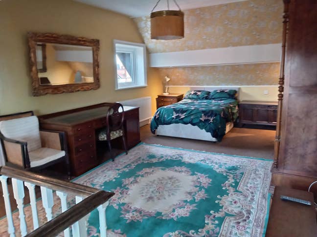 Quality large bedsit type bedroom  Main Photo