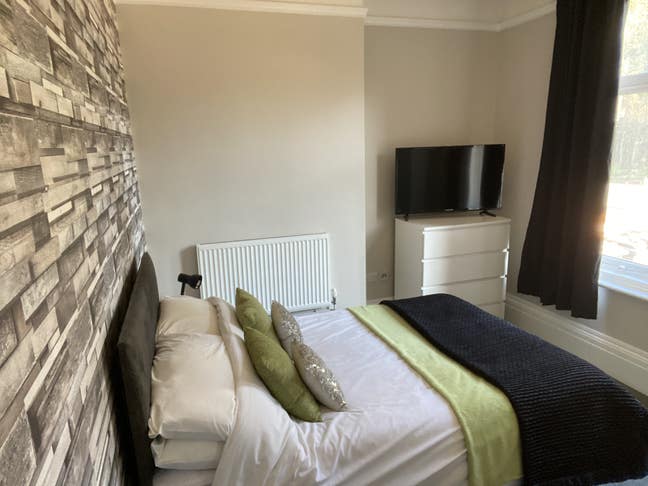 Professional House, Parking, close Town & Station Main Photo