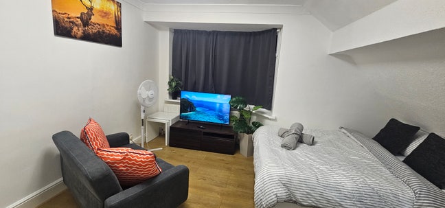 Fantastic Studio Apartment with Private off-Suit  Main Photo