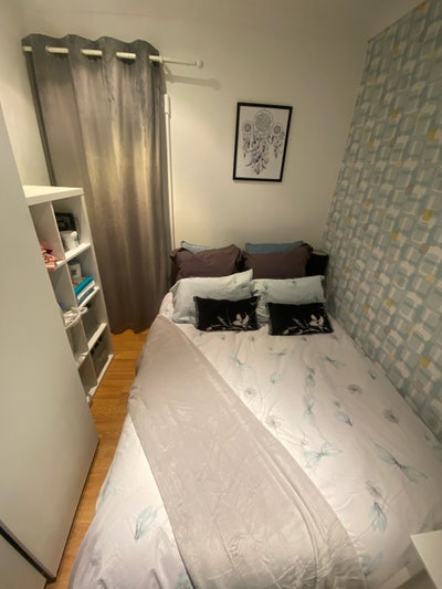 Cosy double bedroom in mature female household Main Photo