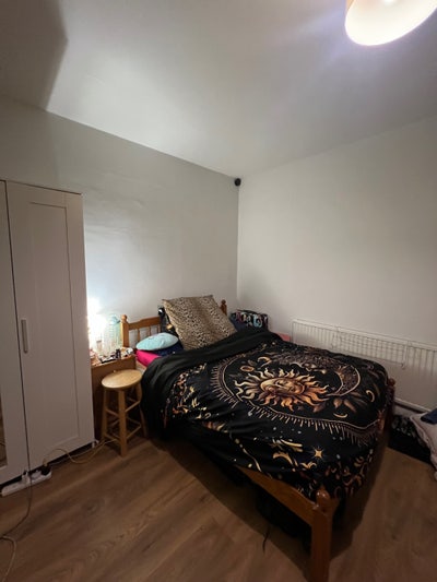 Large Double room available-Great value Main Photo
