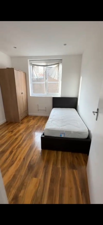 Single spacious room available in RG1, Main Photo