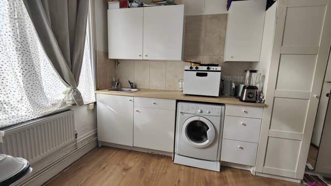 Large Bedsit room Main Photo