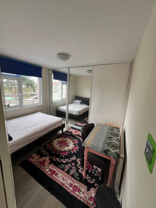 Spacious Double Bedroom Available Main Photo