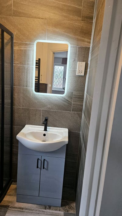 Modern Ensuite Room – Females Only  Bills included Main Photo