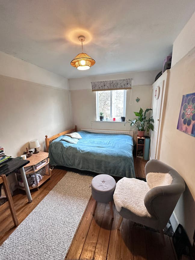 Great Bedroom in Nice Quiet House,V Close to Tube  Main Photo