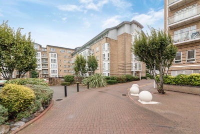 Riverside 1 Double Bedroom in Canary Wharf Main Photo