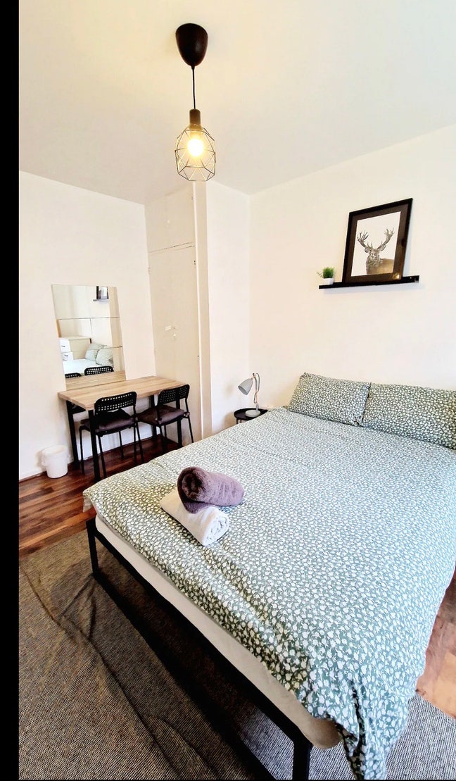 3 Doubles in. Flat next to Queen Mary Main Photo