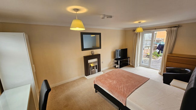 Top floor fully furnished Beautiful room  Main Photo