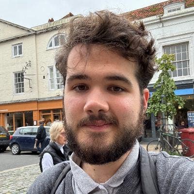 Professional Male seeks a single or double room Main Photo