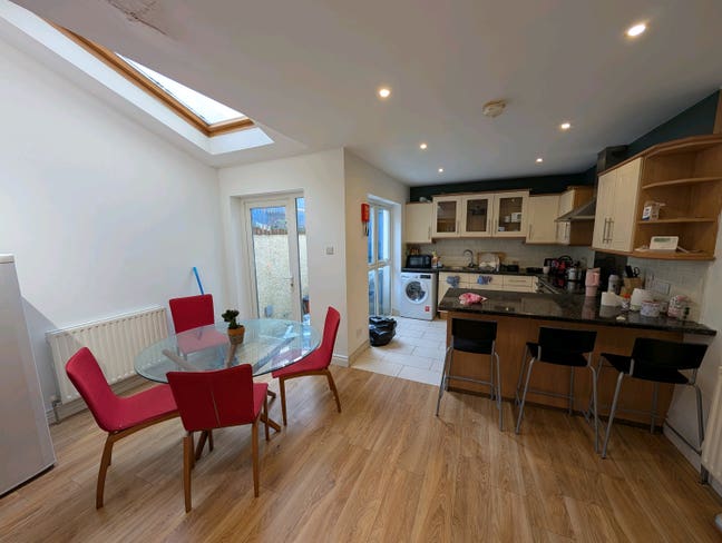 Broadway - Close to RVH and City Hospital  Main Photo