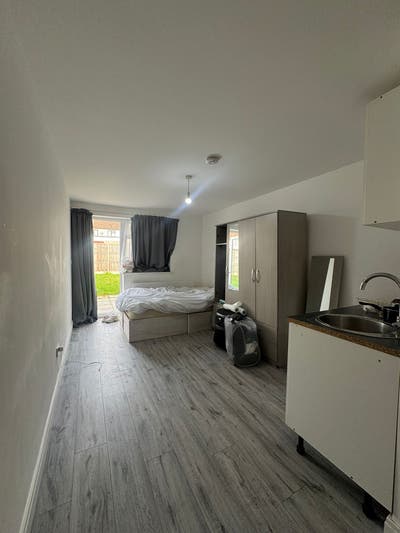 Fully Furnished Studio Flat to Rent in Edgware Main Photo