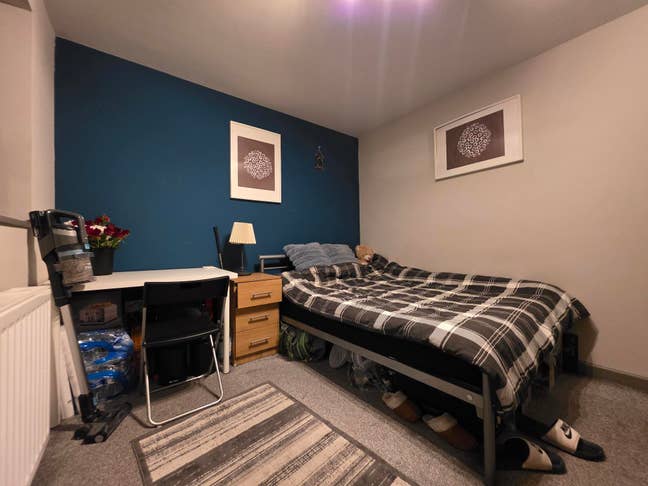 Room Available Now in WV12!! Main Photo