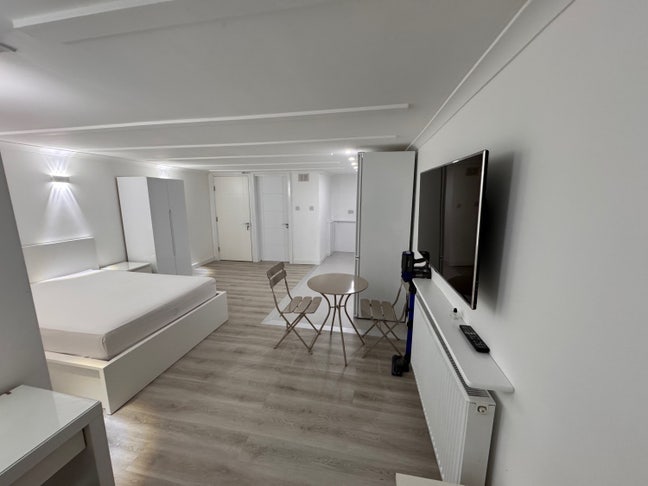 Luxury studio All bill included in C. Kingston.  Main Photo