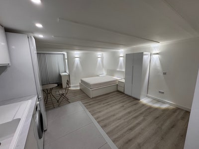 Brand new studio available in central Kingston .  Main Photo