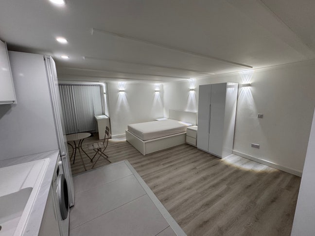 Brand new studio available in central Kingston .  Main Photo