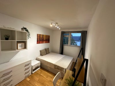 2 Single Rooms 20 Minutes from Central London Main Photo