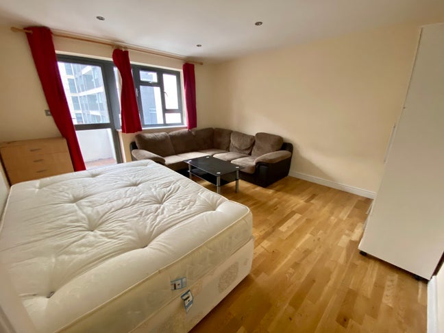 Sunny Room in the Centre Main Photo