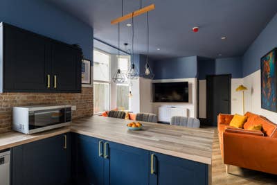 En suite room in professional house share Main Photo