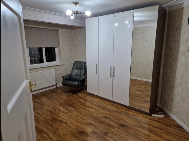 Double bedroom in Cheam Main Photo