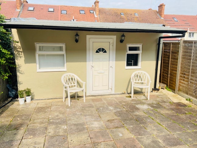 ✨ 🏡 Outside Studio to Let in – Neasden Main Photo