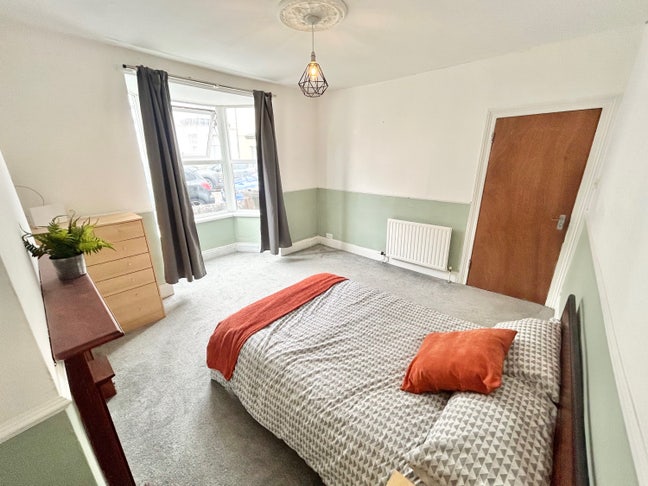Large Double Room &pound;515 per Month Including Bills Main Photo