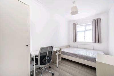 Bright Double Room - Available Main Photo