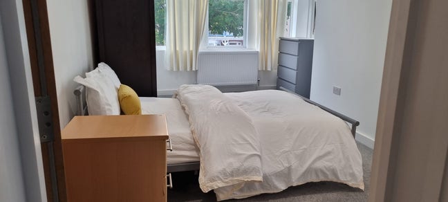 En-suite Double Room in Professional House Share Main Photo