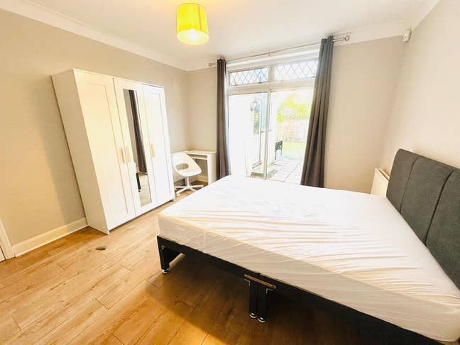Gorgeous Doubles in Morden with Priv Garden Access Main Photo
