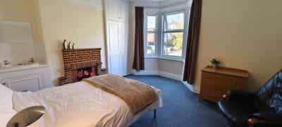 Large double room overlooking park, close RD&E     Main Photo