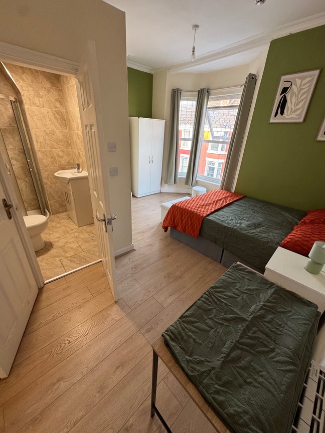 Big Bedroom En-Suit Main Photo