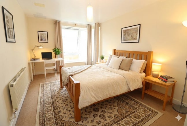 ⚡ Walk to Canary Wharf! Room in 3-Bed ⚡ Main Photo