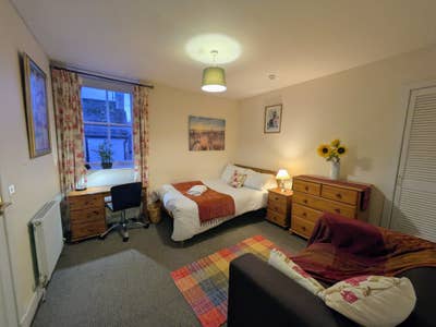 E-s double rooms near town centre, private parking Main Photo