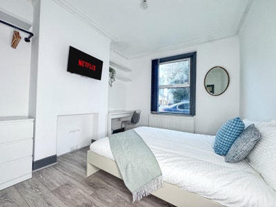 Room Available in Clean, Friendly Victorian House  Main Photo