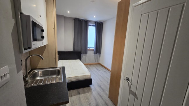 Studio Flat, Manchester Road, E14 Main Photo