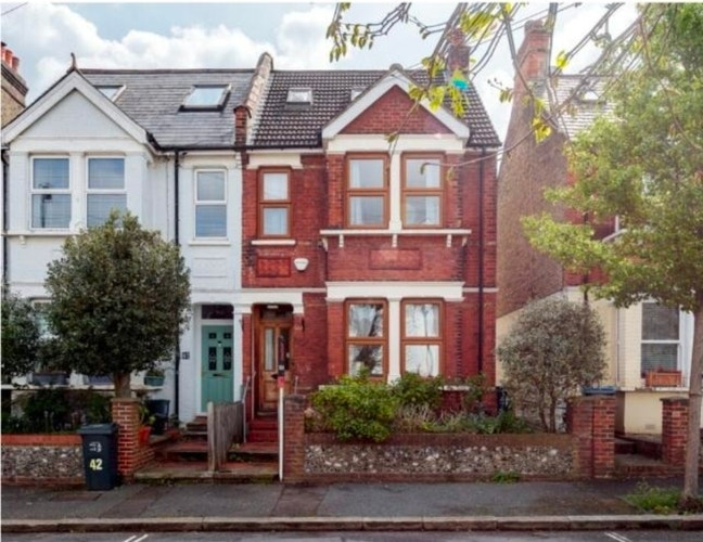 Spacious 5-Bedroom Family Home to Rent Main Photo