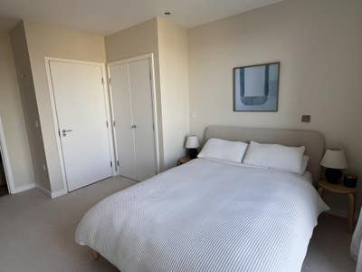 Room (with ensuite) to let in a 2 bed apartment Main Photo