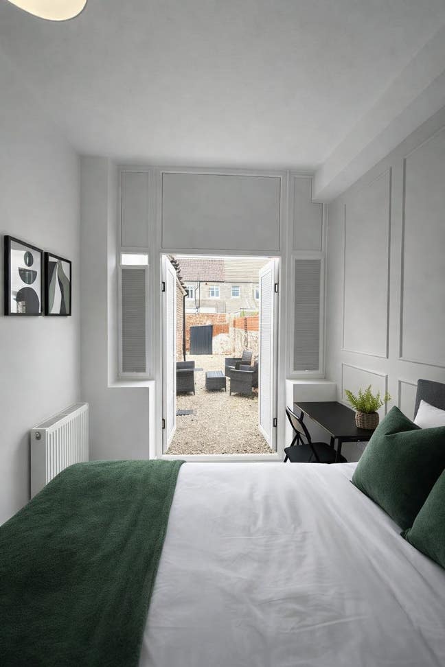 En-Suite Room – Private Seating Area & TV🌿 Main Photo