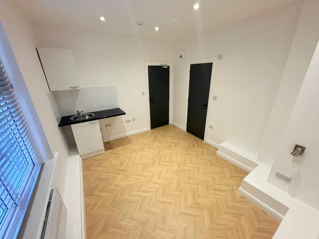 DSS-  Studio Flat Available in Caterham CR3 Main Photo