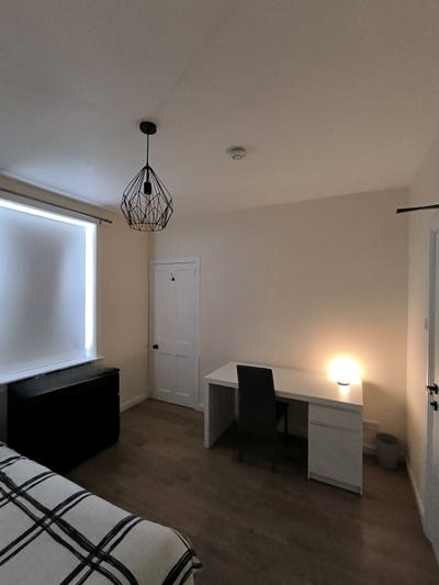 Room available in a three bedroom flat  Main Photo