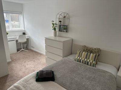 Friendly house share near Frimley Park Hospital  Main Photo