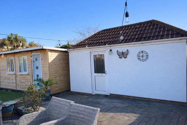 Garden annex with bedroom, kitchenette & bathroom  Main Photo