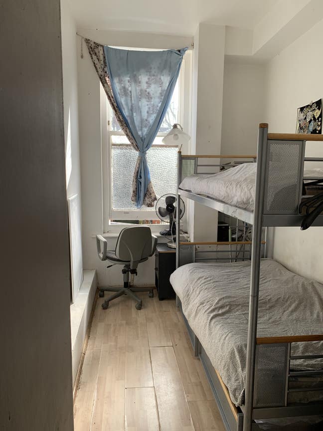 Small room Main Photo