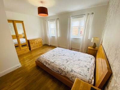 Double room to let in modern town house Main Photo
