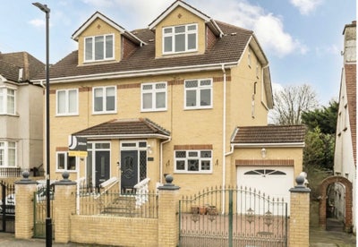 Double room in friendly, large three story house  Main Photo