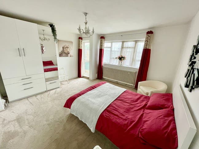 🌟 Master Bedroom with Private Balcony – Bills Inc Main Photo